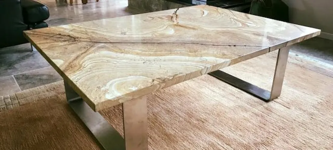 Stahl- und Edelstahltische mit Natursteinplatten