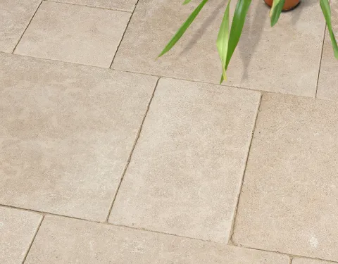 Terrassenplatten VIA CORONA – Elegante Kalksteinplatten für Ihren Garten